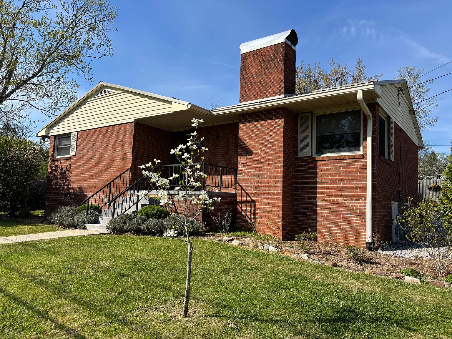 3 bed, 1310 sqft, $2,500 — Photo 1