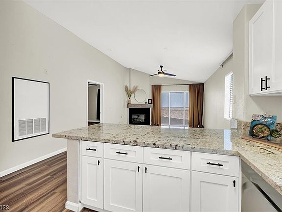4th image of 725 Yacht Harbor Dr