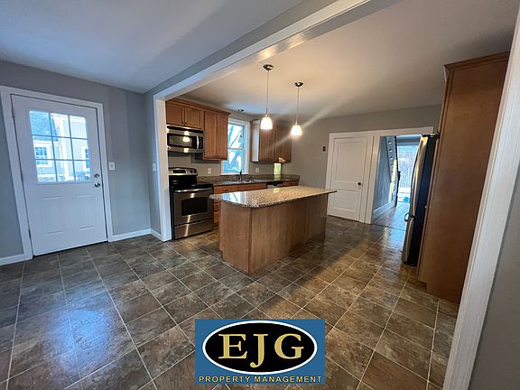 4th image of 8 Woodbury Ave