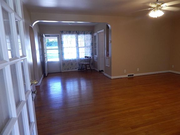 2nd image of 604 Ferris St