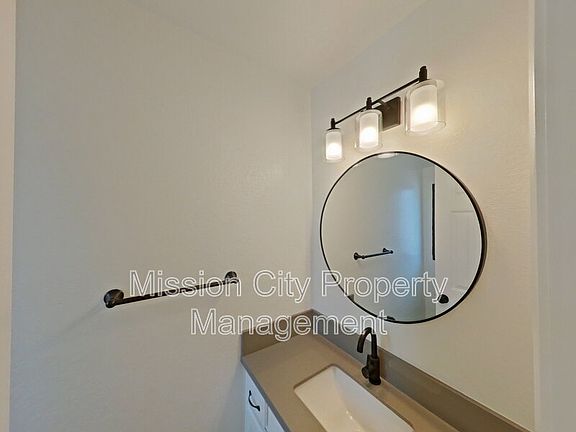 4th image of 2102 Cliff Dr