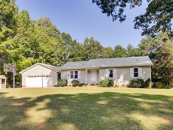 2455 Woodridge Dr, Asheboro, NC 27205