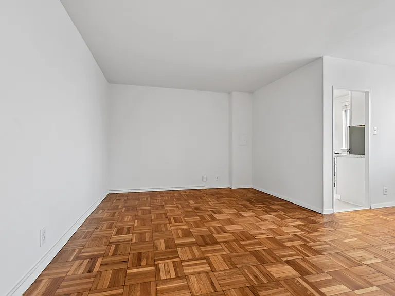 Quebec House Apartments — Photo 45