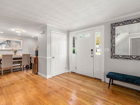 4th image of 7 Lamphere Cir