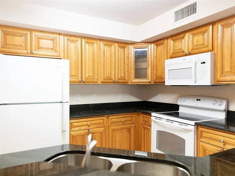 822 Camargo Way #208 — Photo 4
