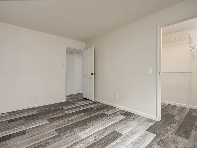 Oakbrook Manor Apartments — Photo 31