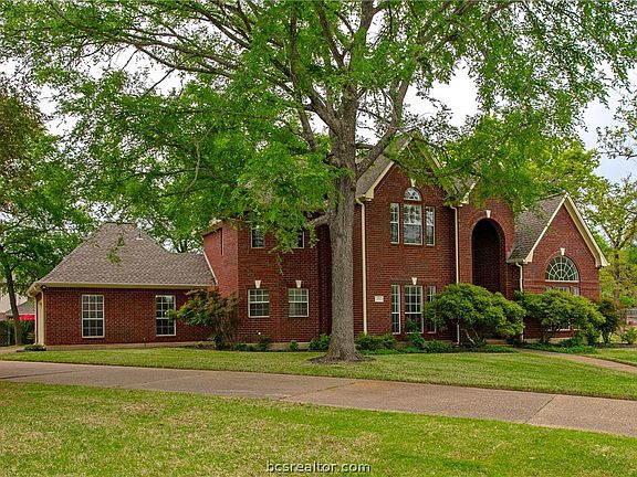 2nd image of 4712 Saint Andrews Dr