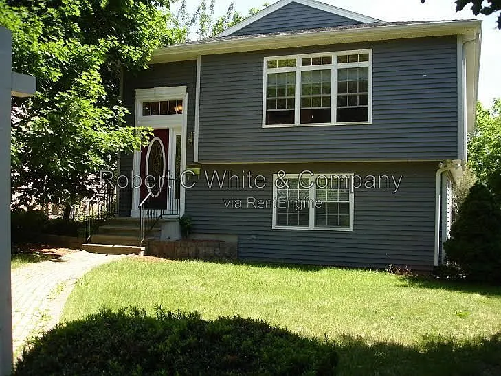 114 Queen St — Photo 2