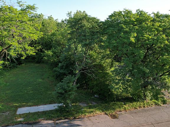 3rd image of 2640 W Forest Ave