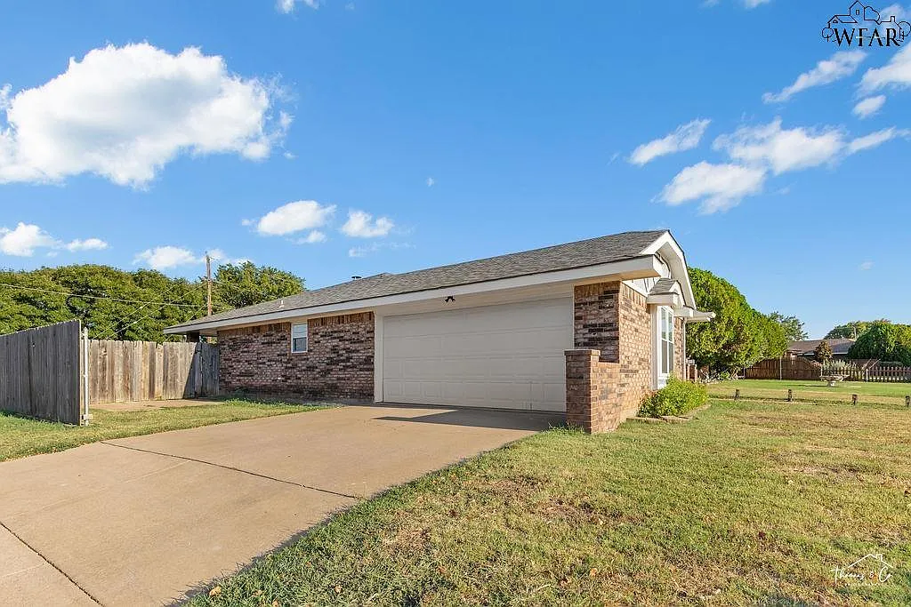 3 bed, 2.0 bath, 1450 sqft, $2,295 — Photo 3