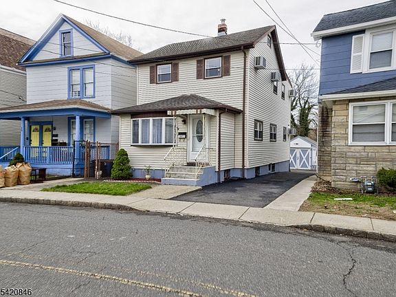 3rd image of 32 Montgomery St