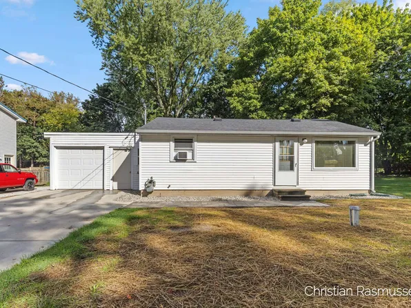 202 Fairview Dr, Greenville, MI 48838