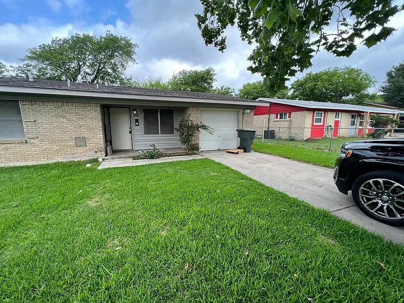 1005 Cedar — Photo 3