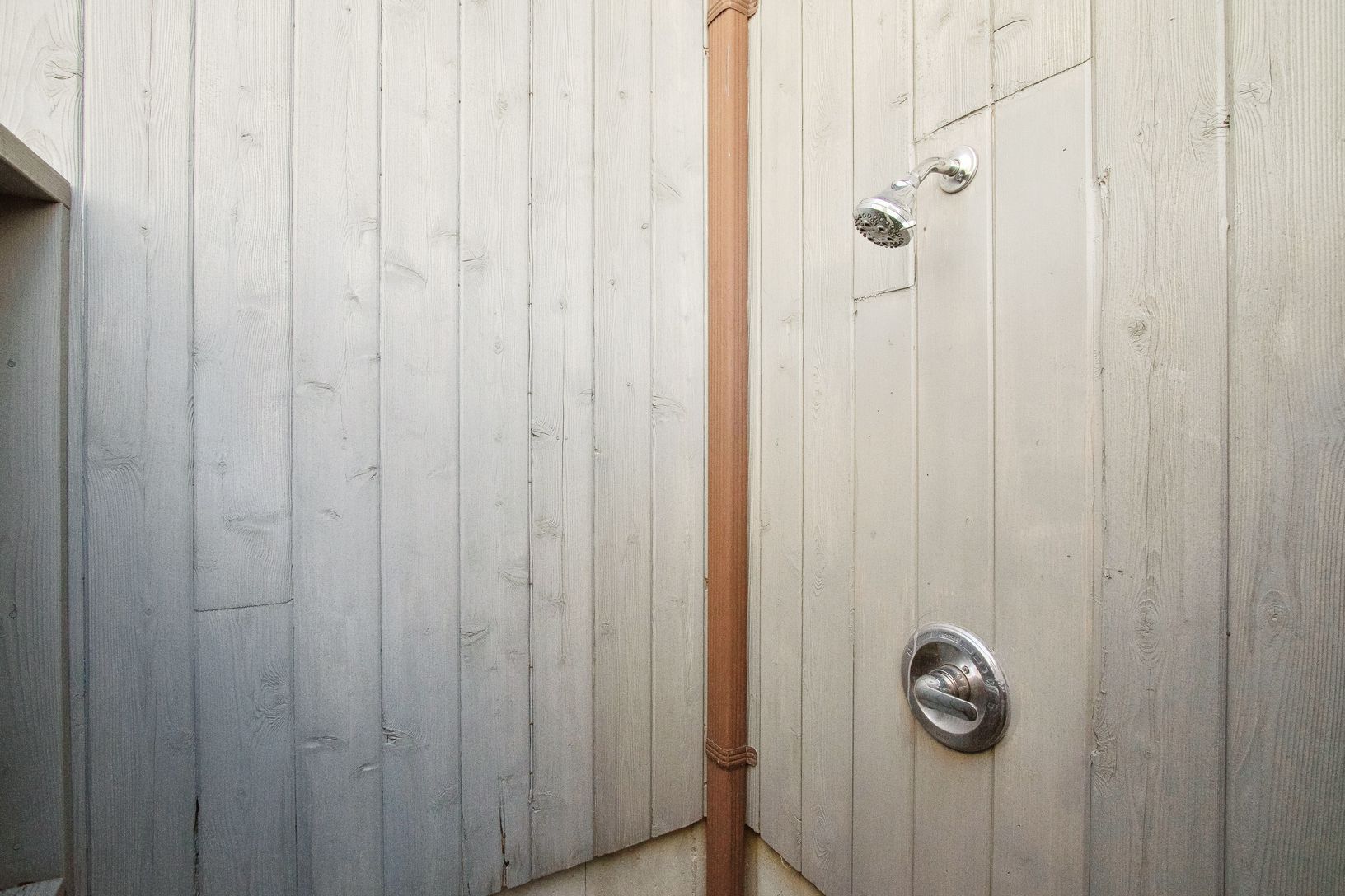  Outdoor shower