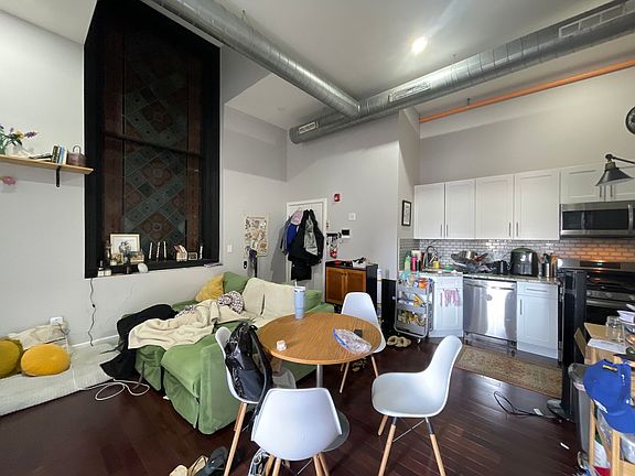 4th image of 300 Richmond St #8