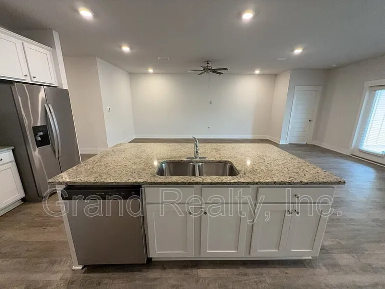 5869 Danbury Blvd — Photo 8