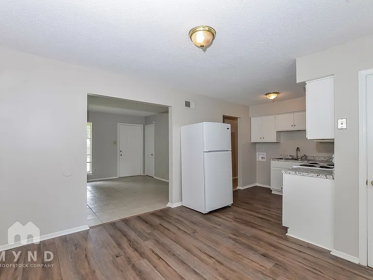 6875 Embassy Cir — Photo 7
