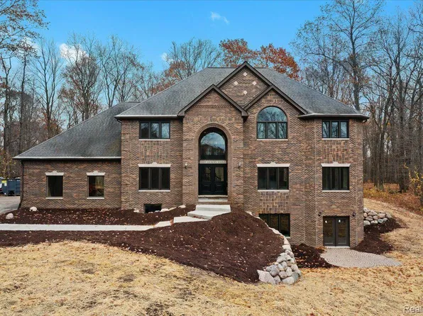 19297 Hickory Ridge Rd, Fenton, MI 48430