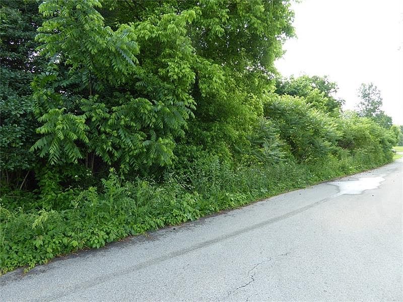 1st image of Delvereese St