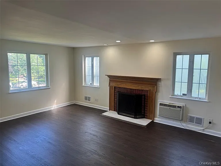 27 Keogh Ln — Photo 2