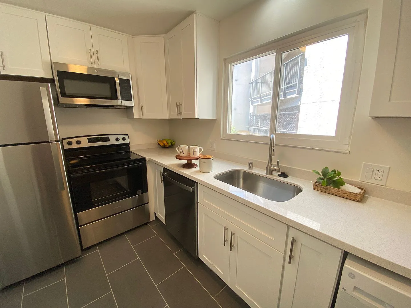 296 Lester — Photo 2
