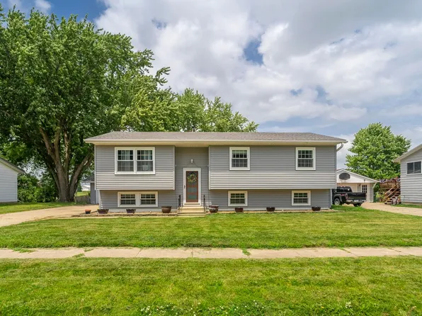 2304 3rd Ave NW, Waverly, IA 50677