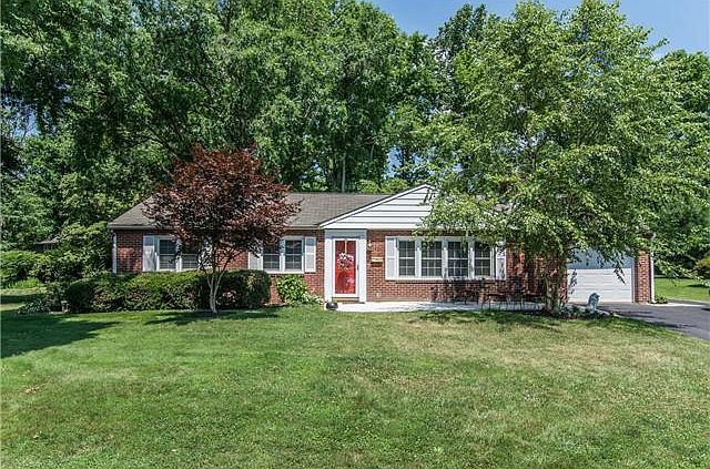 3 BR, 2.5 bath brick ranch: sunrm, den & 1-car grg