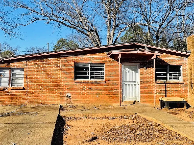 1653 N Yarbrough Ct — Photo 1