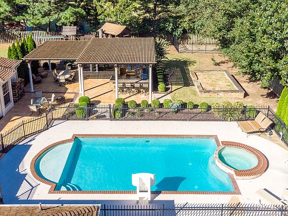 850 Steele, Gorgeous Outside