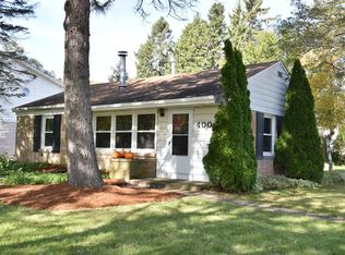 400 W Mall Rd, Glendale, WI 53217