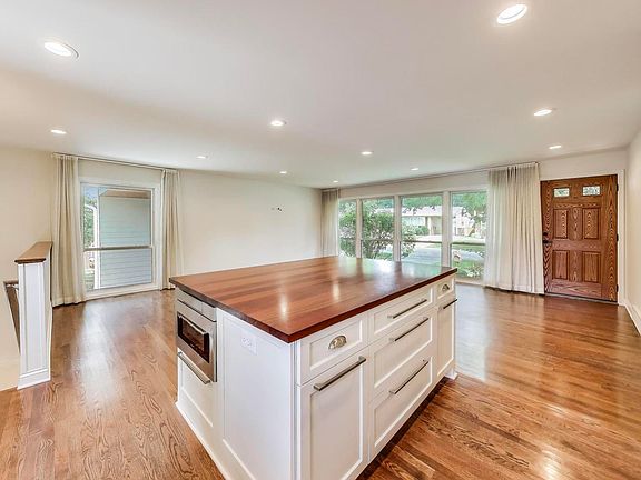 3rd image of 806 N Gibbons Ave