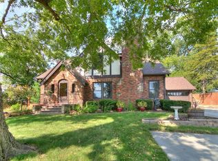 6119 Hickman Rd, Des Moines, IA 50322