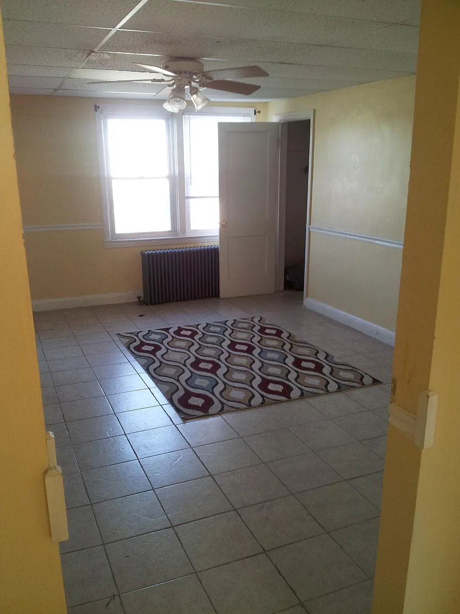 Leaving Room - 1345 Taylor Ave #A