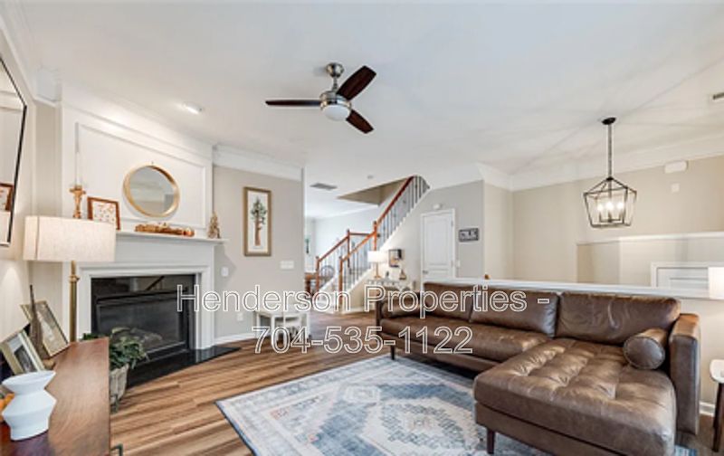 1st image of 920 Lyndley Dr