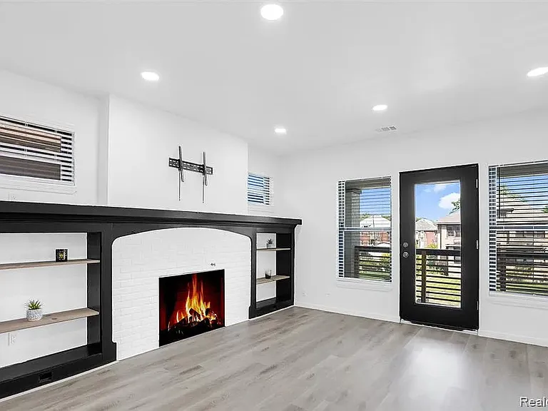 2639 Monterey St — Photo 4