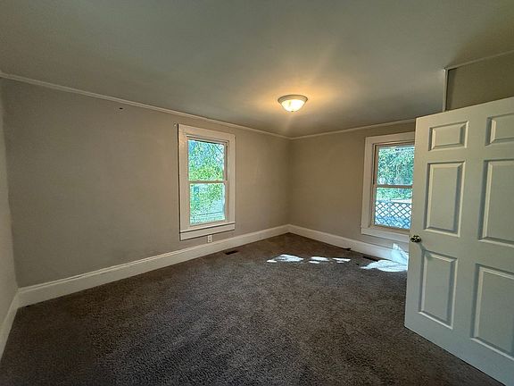 5th image of 202 Magnolia St