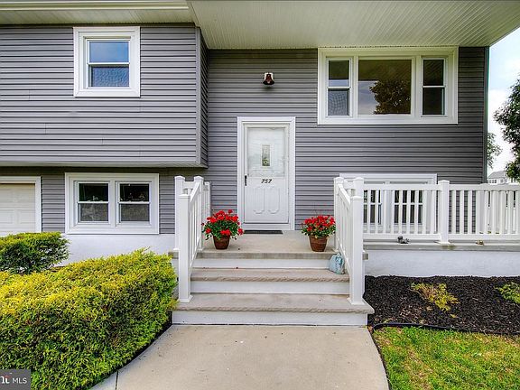 3rd image of 757 Simmons Dr