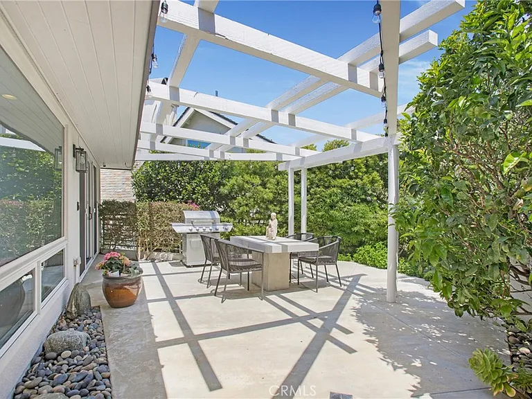 546 Temple Hills Dr — Photo 26