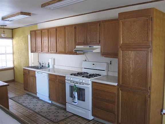 3rd image of 615 Oak St