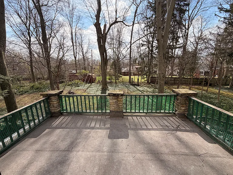 554 Greenvale Dr — Photo 42