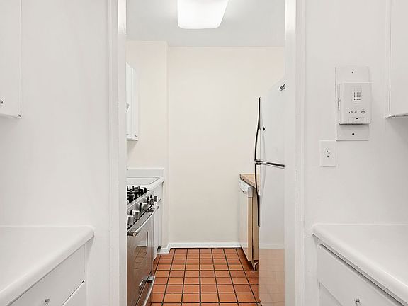 5th image of 40 E 9th St APT 6L
