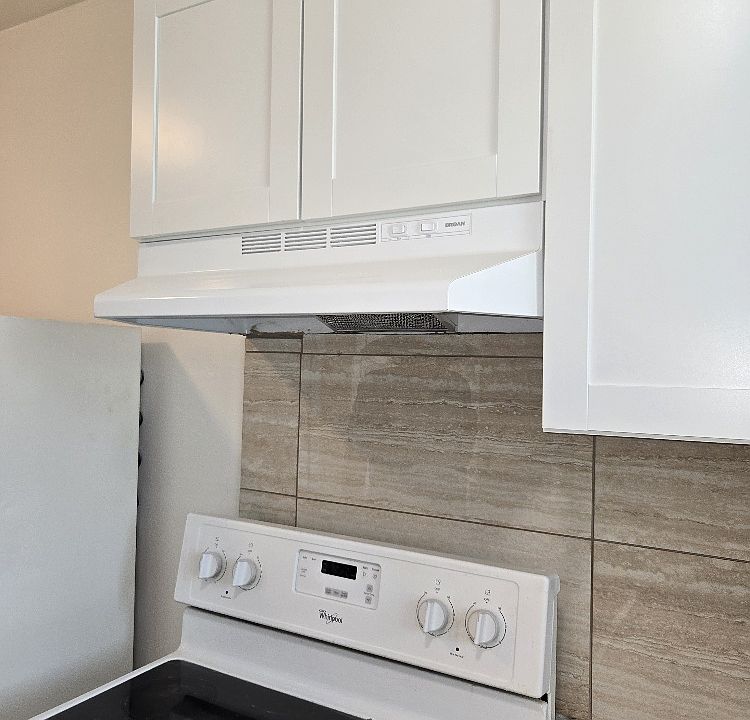 Kitchen Stove - new Hood