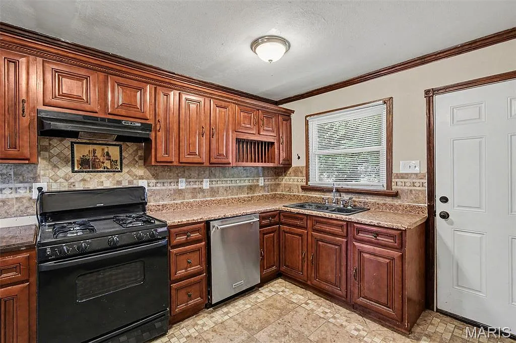 4 bed, 1.0 bath, 936 sqft, $1,800 — Photo 2