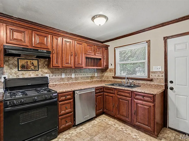 1223 Walker Ave — Photo 2