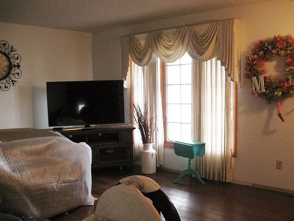 4th image of 623 N High Dr