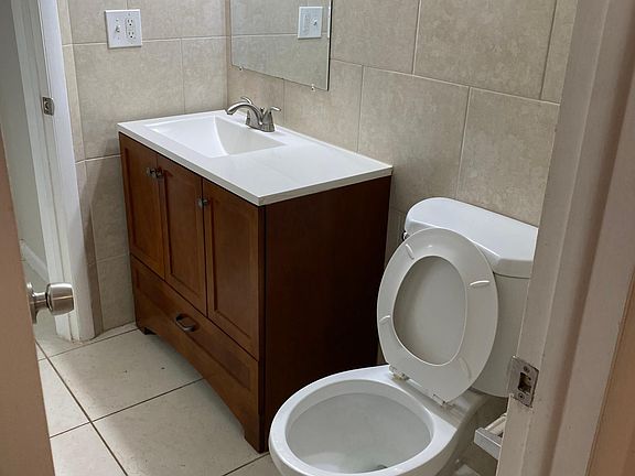 3rd image of 4215 N University Dr APT 105