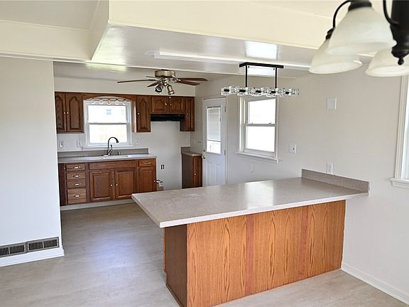 4th image of 810 York St