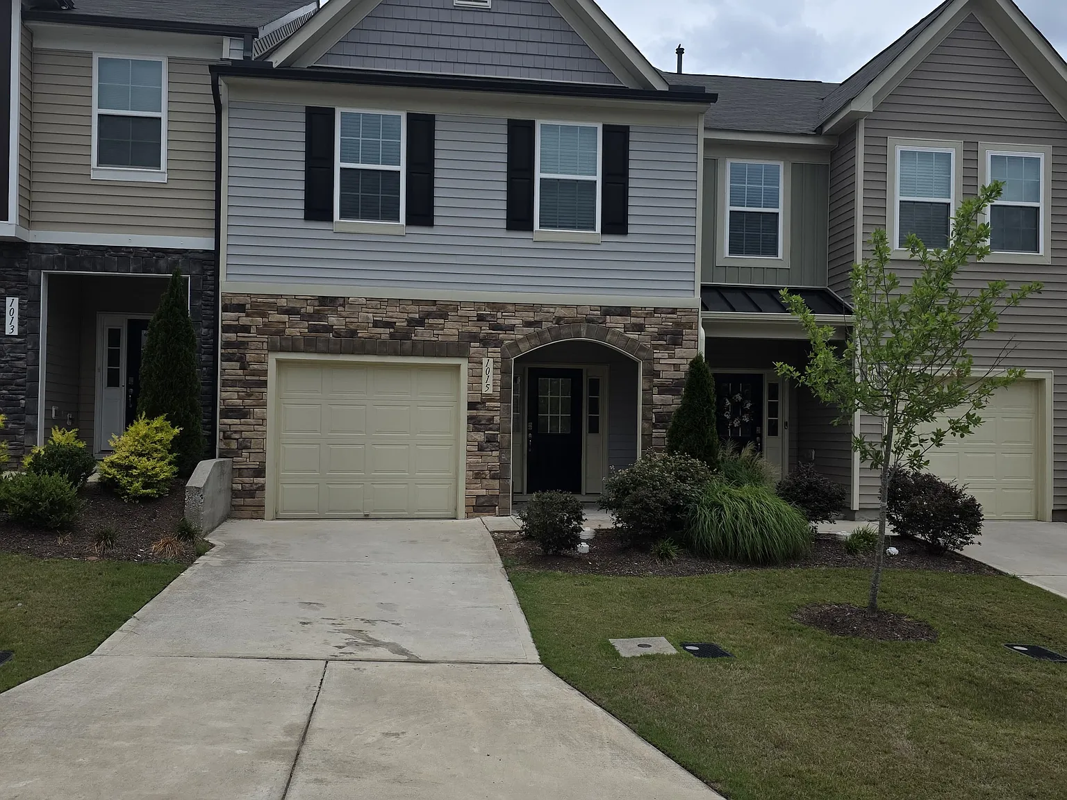 3 bed, 2.5 bath, 1603 sqft, $1,895 — Photo 1