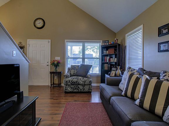 3rd image of 635 Queen Ave NW