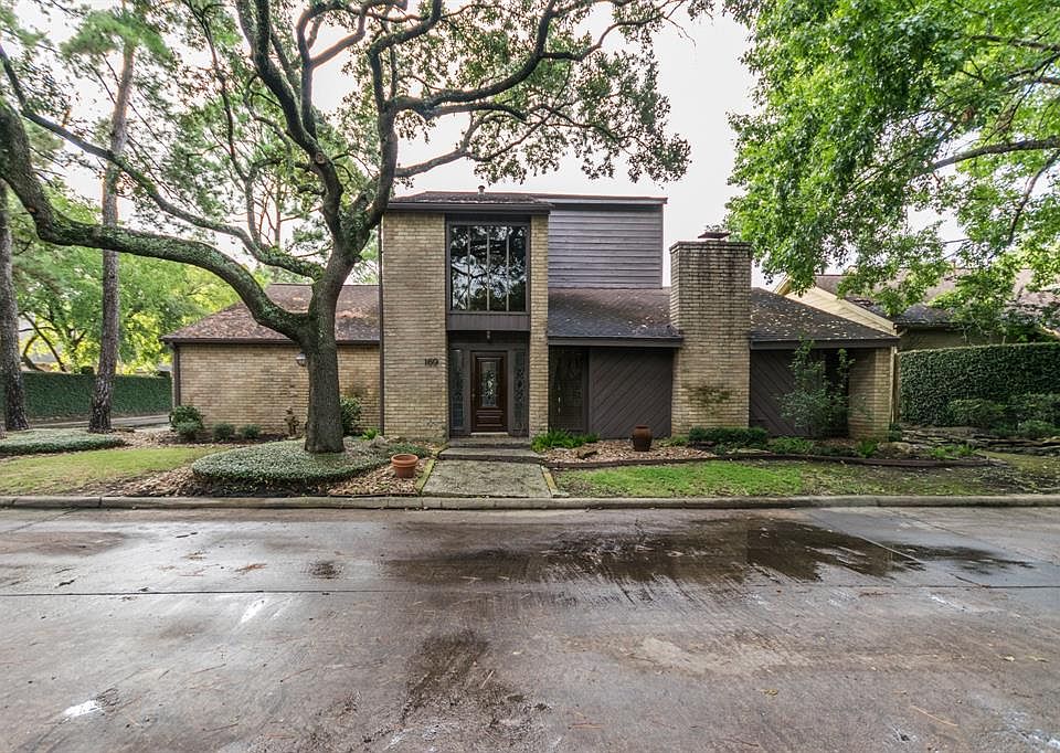 Stunning contemporary home on a corner lot with only 1 neighbor to the right. Spectacular sprawling oak tree out front.